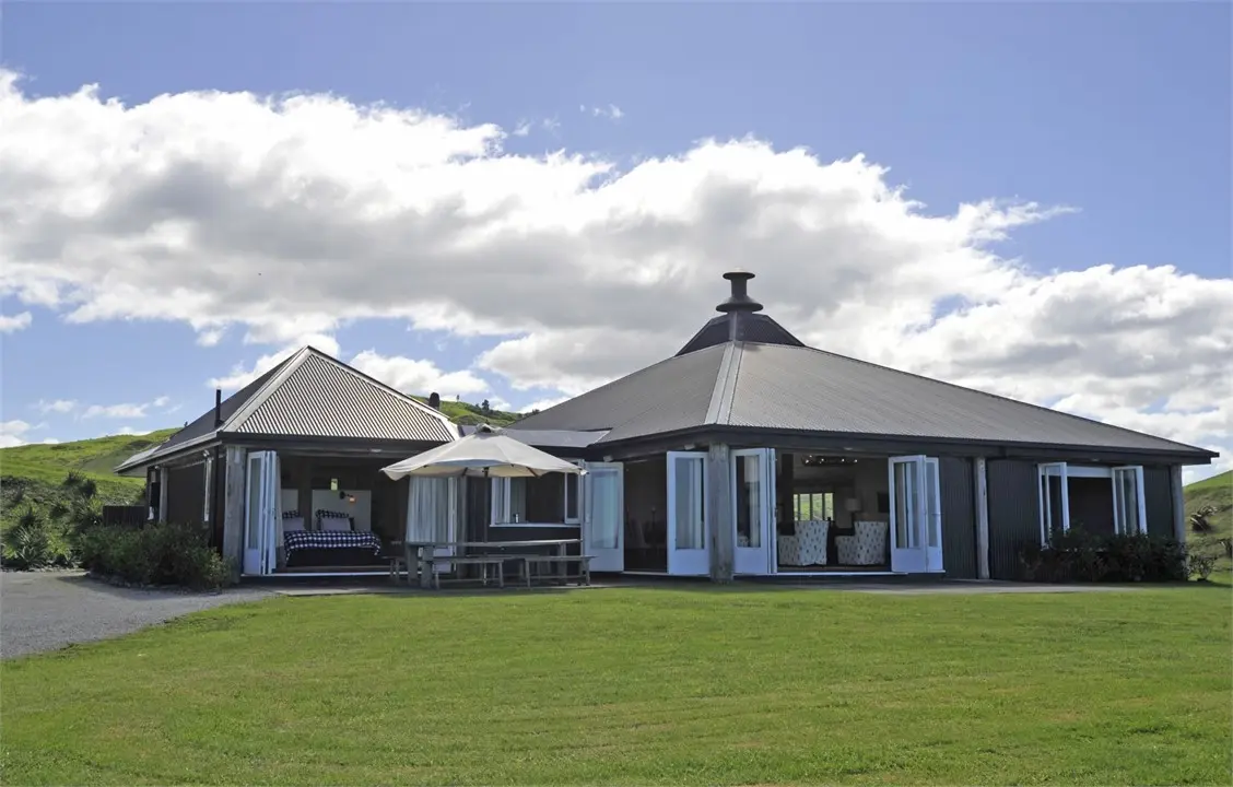 The Blackhouse luxury lodge at Wainui Beach, an intimate wedding venue near Gisborne